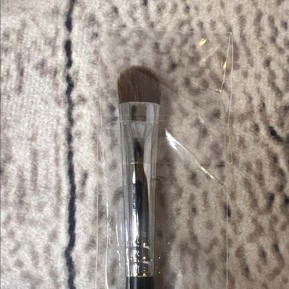 Morphe M210 Precision Brush - Discontinued style! - Picture 3 of 3
